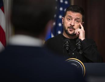 Ucraina, Zelensky e il piano di Putin: “Dateci armi o guerra presto in Europa”