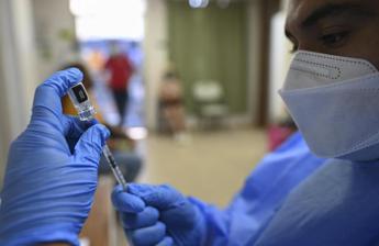 Vaccini Covid, Ema: “Aggiornare a variante JN.1”