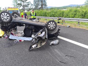 A1, auto tampona tir e si ribalta: morta ragazza di 21 anni