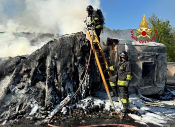 Arezzo, camion si ribalta e va a fuoco sull’A1: illeso il conducente