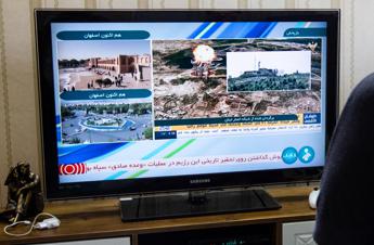 Attacco a Iran, Nyt: “Israele ha cambiato piani e limitato risposta”