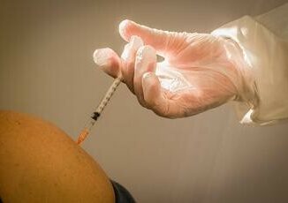 Giusto togliere le multe ai no vax il parere del senatore medico