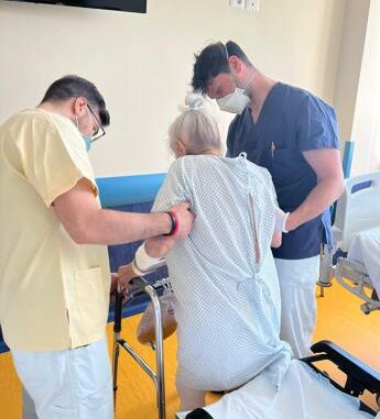 Maria protesi d’anca a 101 anni, in piedi a 36 ore dall’intervento