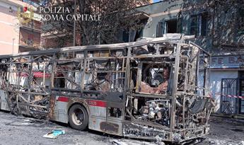Roma, bus a fuoco: bruciate anche un’auto in sosta, gazebo e alberi: 3 persone intossicate