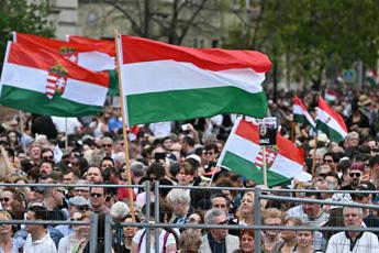 Ungheria decine di migliaia in piazza contro il governo Orban