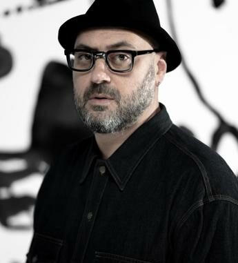 Danilo Bucchi apre Estate al MAXXI 2024 con Oltretutto a cura di Achille Bonito Oliva. Una serata unica per il nuovo libro d’arte dell’artista