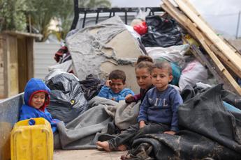 Rafah, con incursione Israele a rischio la vita di 600mila bambini: l’allarme di Save the Children