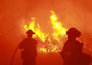 California incendio nella contea di Los Angeles 1.200 evacuati
