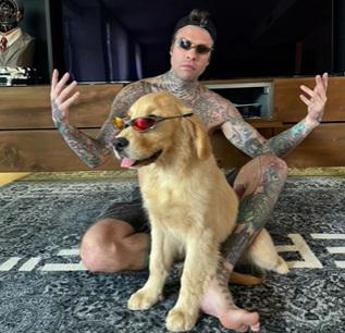 Fedez rompe il silenzio social, la foto con Paloma