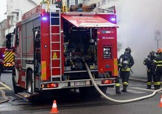 Milano incendio in unabitazione un morto e un ferito