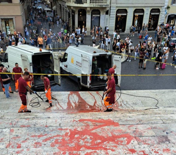 Roma, blitz contro femminicidi, vernice rossa su scalinata Trinità de Monti