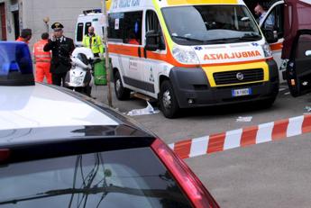 Roma, colpo di fucile a canne mozze sparato da un’auto: 40enne freddata in strada al Portuense