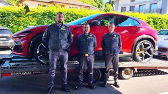 Varese: Gdf e Adm, sequestrata per contrabbando Ferrari da 400mila euro