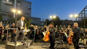 Lirica sotto la Luna Piena: Trionfo di Voci e Note al Parco della Musica 2 Maestro e Orchestra del Teatro Lirico di Cagliari 1