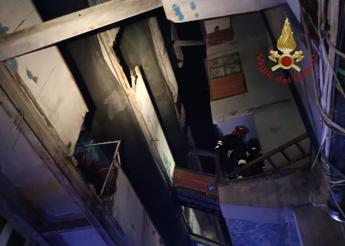 Napoli, crolla ballatoio nella Vela Celeste a Scampia: un morto e 5 feriti gravi