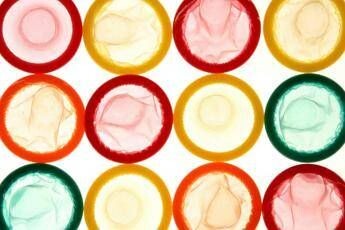 Sesso, boom di infezioni tra i giovani, Bassetti ‘condom gratis agli under 20’