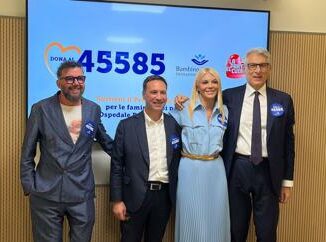 Solidarietà in campo, cantanti sfidano politici a calcio per sostenere l'ospedale Bambino Gesù 4 Solidarieta in campo cantanti sfidano politici a calcio per sostenere lospedale Bambino Gesu
