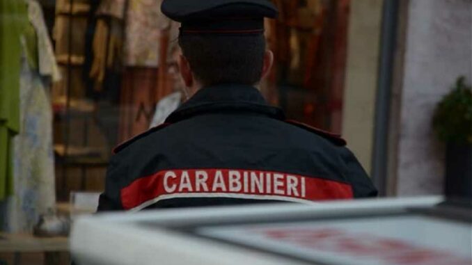 carabinieri Immagine di Carabinieri durante controlli nei negozi