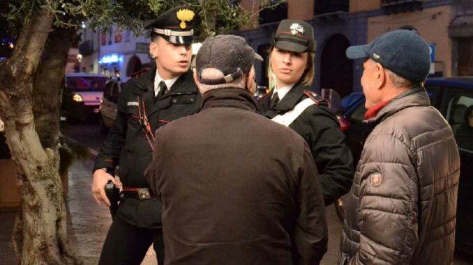 carabinieri coppia persone carabinieri dialogano con cittadini