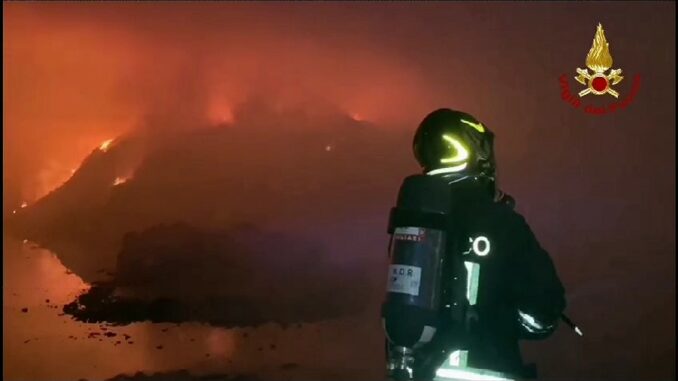 incendio capannone quartu incendio, intervento dei vigili de fuoco