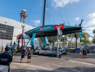 Americas Cup la barca di New Zealand cade dalla gru