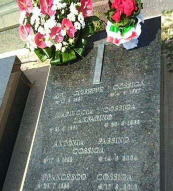 Cossiga, l’omaggio della famiglia al cimitero di Sassari