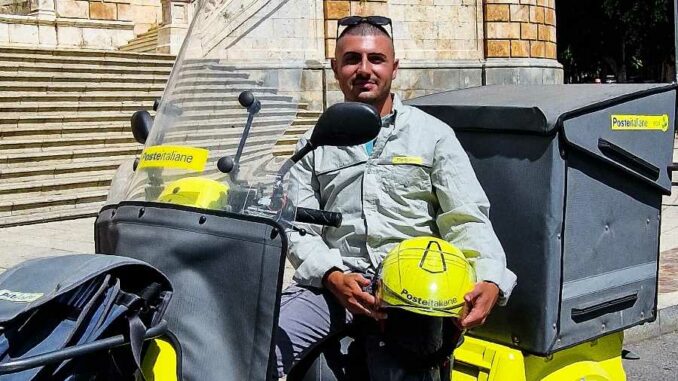 Il portalettere di Poste Italiane Marco Argiolas Il portalettere di Decimomannu Marco Argiolas
