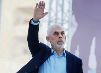 Israele, caccia a leader Hamas Sinwar: i suoi travestimenti per sfuggire a chi lo vuole morto 5 Israele caccia a leader Hamas Sinwar i suoi travestimenti per sfuggire a chi lo vuole morto