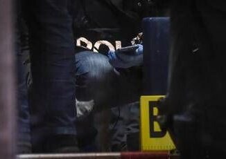 Omicidio a Palermo uomo accoltellato a morte in strada
