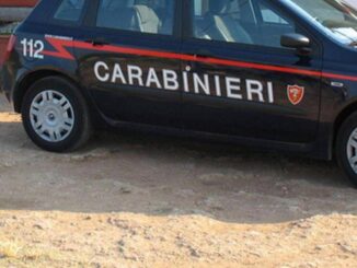 Riccione 51enne muore in spiaggia mentre gioca con le figlie vani i soccorsi