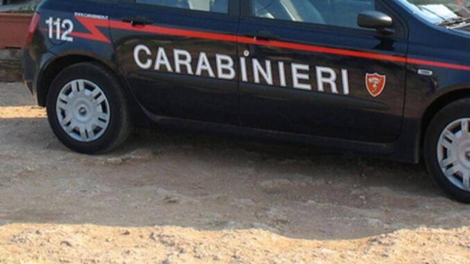Riccione, 51enne muore in spiaggia mentre gioca con le figlie: vani i soccorsi