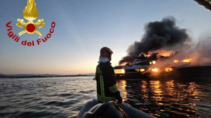 Yacht in fiamme a Olbia yacht in fiamme ad olbia