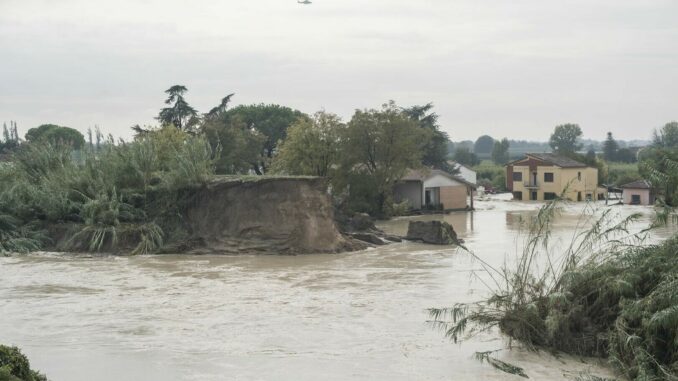Alluvione in Emilia-Romagna, la pioggia dà un pò di tregua ma resta allerta rossa