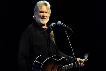Addio a Kris Kristofferson, leggenda della musica country e attore: aveva 88 anni