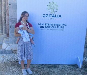 Al G7 l’ospite più giovane, la mamma con il figlio di 4 mesi