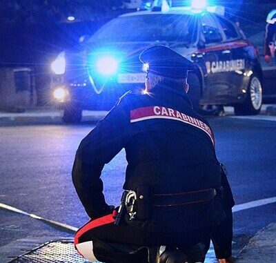 CARABINIERI RILIEVI STRADALI 2 Grave incidente stradale ieri sera in Via Montegranatico a Decimoputzu, dove una minore del 2015 è stata investita da un veicolo il cui conducente è fuggito subito dopo l'impatto. L'incidente si è verificato intorno alle ore 20:00, e la bambina è stata soccorsa immediatamente dai presenti e trasportata in codice rosso presso il pronto soccorso dell'ospedale Brotzu di Cagliari. Fortunatamente, nonostante la gravità dell'episodio, la piccola non è in pericolo di vita. I Carabinieri di Decimomannu, intervenuti prontamente sul luogo dell'incidente, hanno avviato immediatamente le indagini. Grazie a rapide e precise operazioni investigative, è stato possibile identificare il responsabile dell'investimento: un giovane cagliaritano, classe 2006, che si era dato alla fuga subito dopo l'accaduto. Le forze dell’ordine stanno proseguendo con ulteriori approfondimenti per chiarire la dinamica dell'incidente e verificare eventuali responsabilità aggiuntive. L'intervento tempestivo ha permesso di rintracciare il veicolo coinvolto, contribuendo al rapido avanzamento delle indagini.