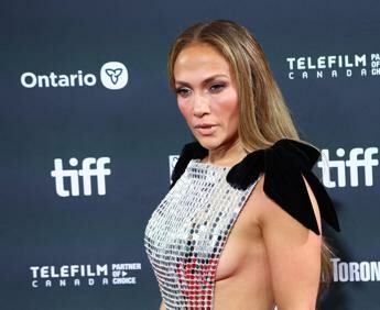 Jennifer Lopez, dopo il divorzio con Ben Affleck lo scatto mano nella mano con Matt Damon