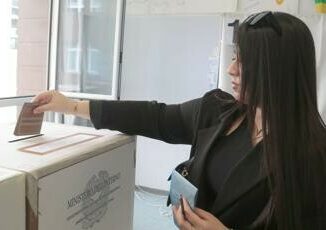 Sondaggi politici Fratelli dItalia e Pd in calo intenzioni di voto