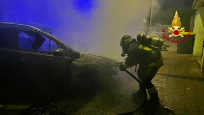 Cagliari, auto in fiamme in via Aresu: cause in fase di accertamento 1 auto in fiamme a cagliari
