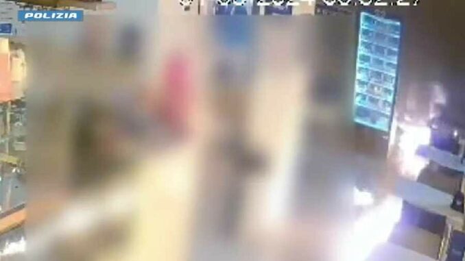Spaccate notturne a Cagliari e Quartu Sant'Elena: La Polizia di Stato ferma tre pluripregiudicati 1 spaccate e incendi nei negozi a cagliari e a quaru. immagine da video polizia