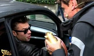 Inchiesta ultras milanesi Fedez riceve il Tapiro di Striscia la notizia e dice a Staffelli Ti querelo