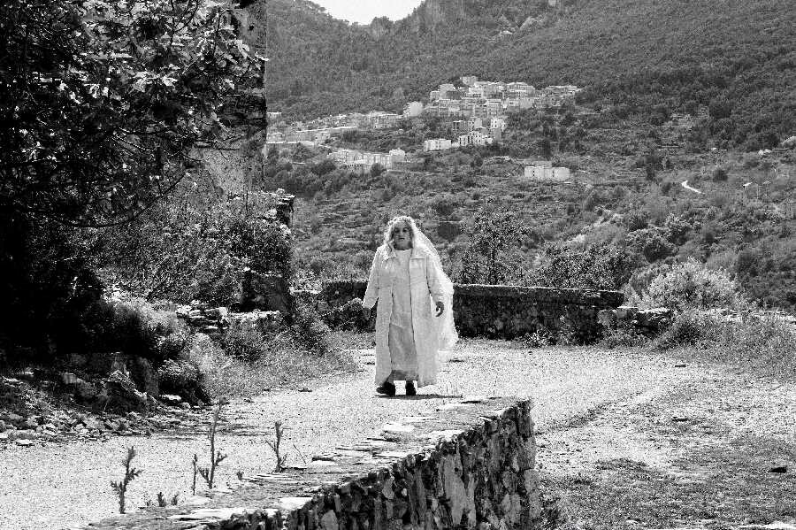 "La sposa nel vento" di Giovanni Coda trionfa come film più premiato del 2022: un successo internazionale 1 scena del film La sposa nel vento di Jo Coda