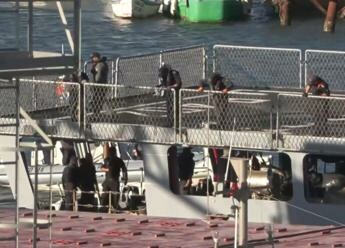 Migranti, nave Libra arrivata in Albania 1 Migranti nave Libra arrivata in Albania