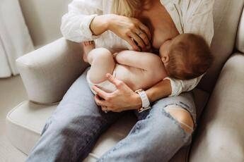 Neonatologi, ‘allattare al seno e vicinanza genitori strategie prevenzione’