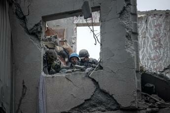 Ucraina, attacco missilistico sulla città natale di Zelensky: 17 feriti