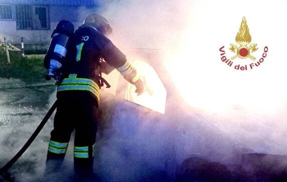 incendio auto cagliari viaprocida 1A Incendio auto in via Procida a Cagliari