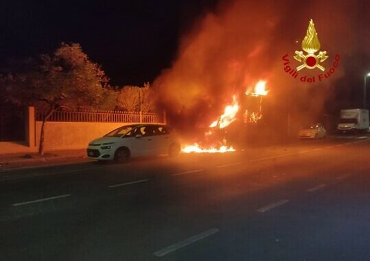 incendio furgoni cagliari incendio autofurgoni a Cagliari