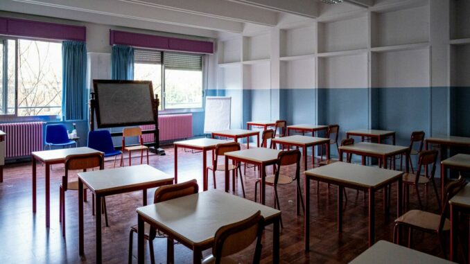 False attestazioni per diventare insegnanti, 12 misure cautelari