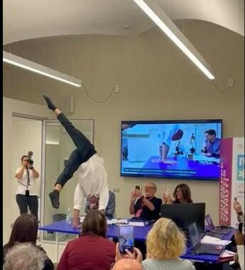 A sorpresa danzatore si esibisce sul tavolo dei relatori durante convegno