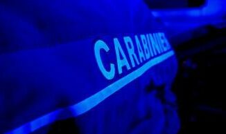 Accoltella la ex e la abbandona in strada per poi fuggire ricercato